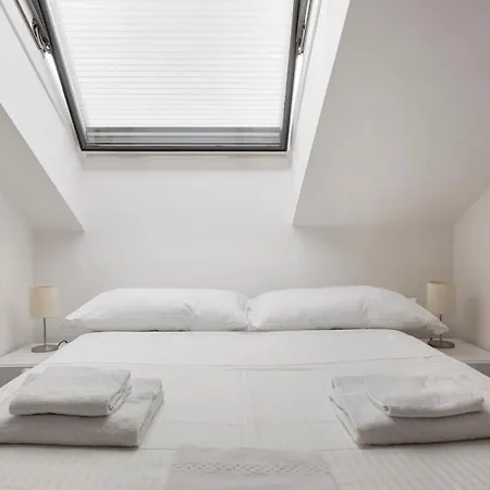 2 Bedroom 2 Bathroom Apt - Duomo 2 Milan